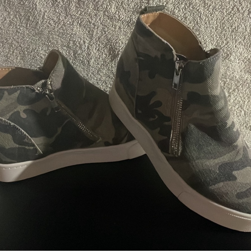 Camo size 6.5 ankle boots